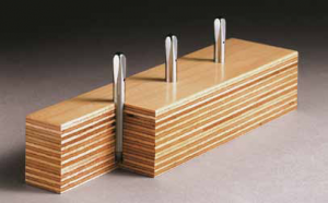 Presjek višeslojnog drvenog bloka s usađenim metalnim pinovima