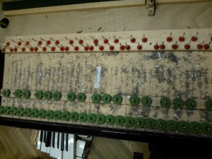 Primjer nakupljene nečistoće ispod tipki pijanina