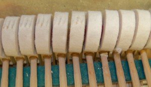 Primjer oštećenih batića (na lijevoj strani) i brušenih batića (na desnoj strani)